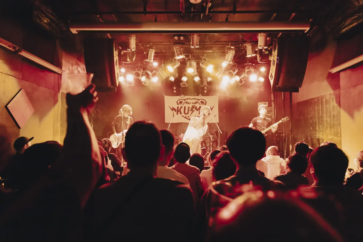 満員のライブ会場で歌うKUMA