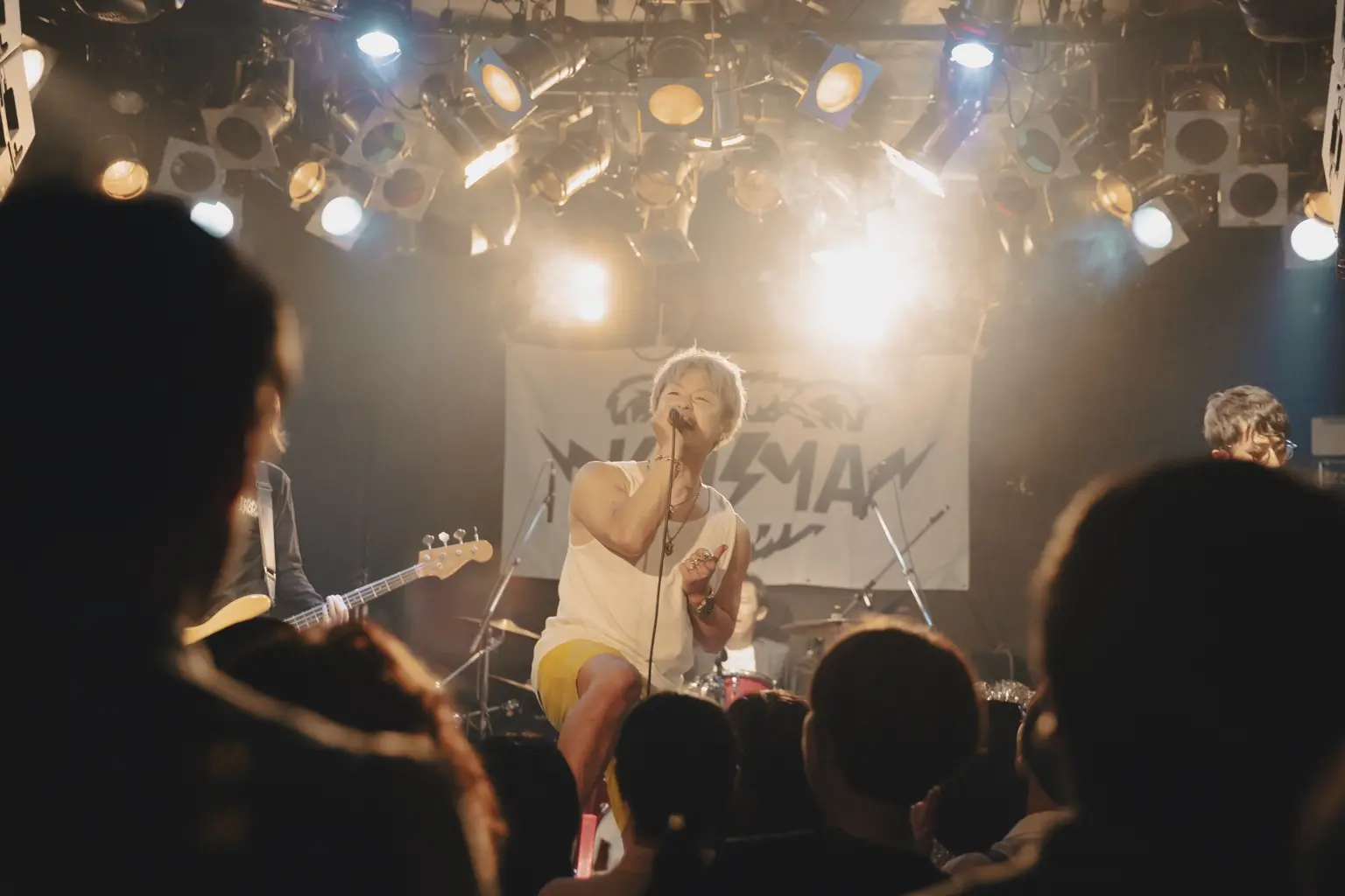 ライブハウスで歌うKUMA