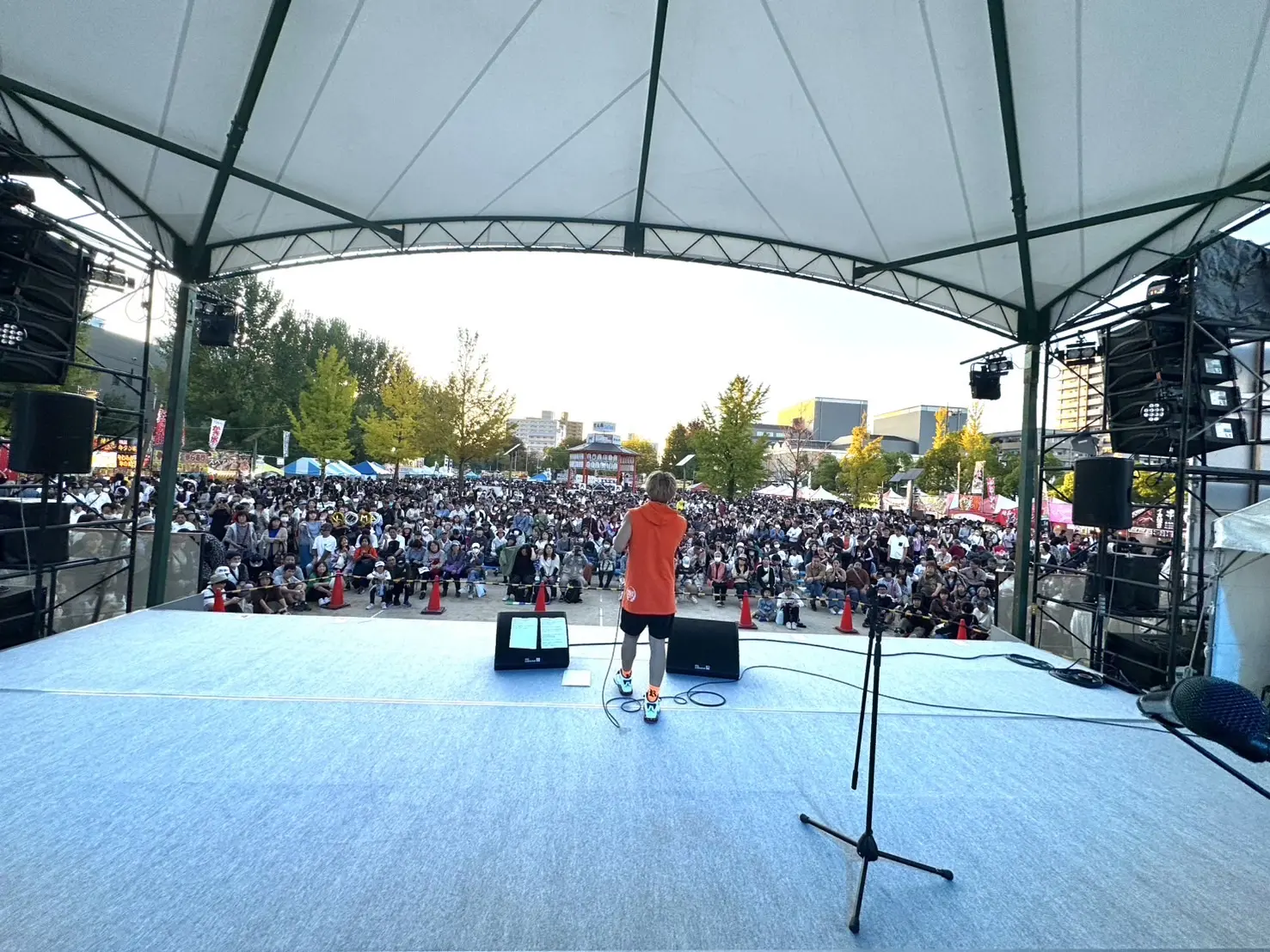 地域イベントの大きなステージと観客